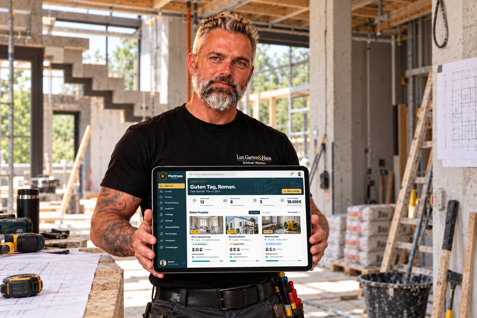 KI-bearbeitetes Symbolmotiv: Handwerker auf einer Baustelle mit Tablet und beispielhafter Plantrupp-Ansicht